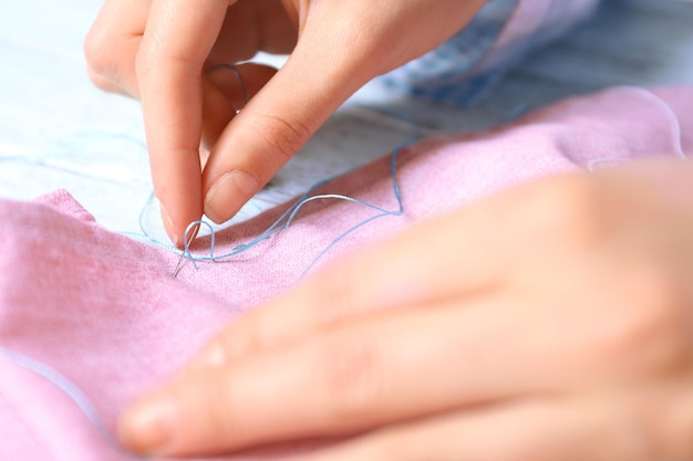 Ręcznie wykonane hafty na materiale